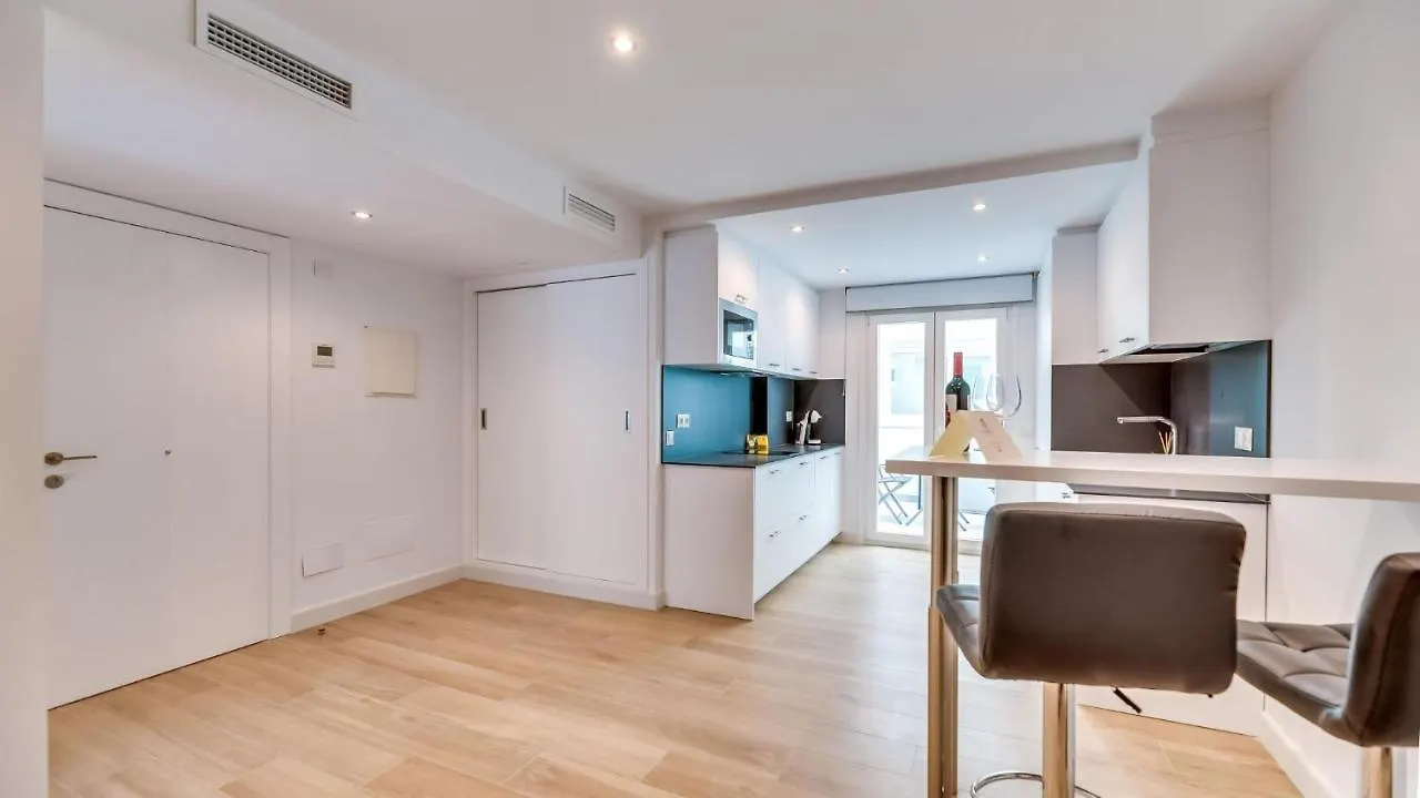 Huerto 22 Chic Urban Corner Apartment Estepona